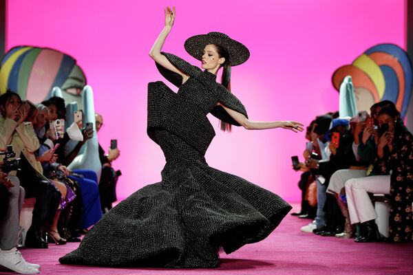 عارضة أزياء ترتدي زيا باللون الأسود البراق وبتصميم غريب - الذي لا ينصح بارتدائه في العام الجديد وفق مصممة الأزياء - سبوتنيك عربي