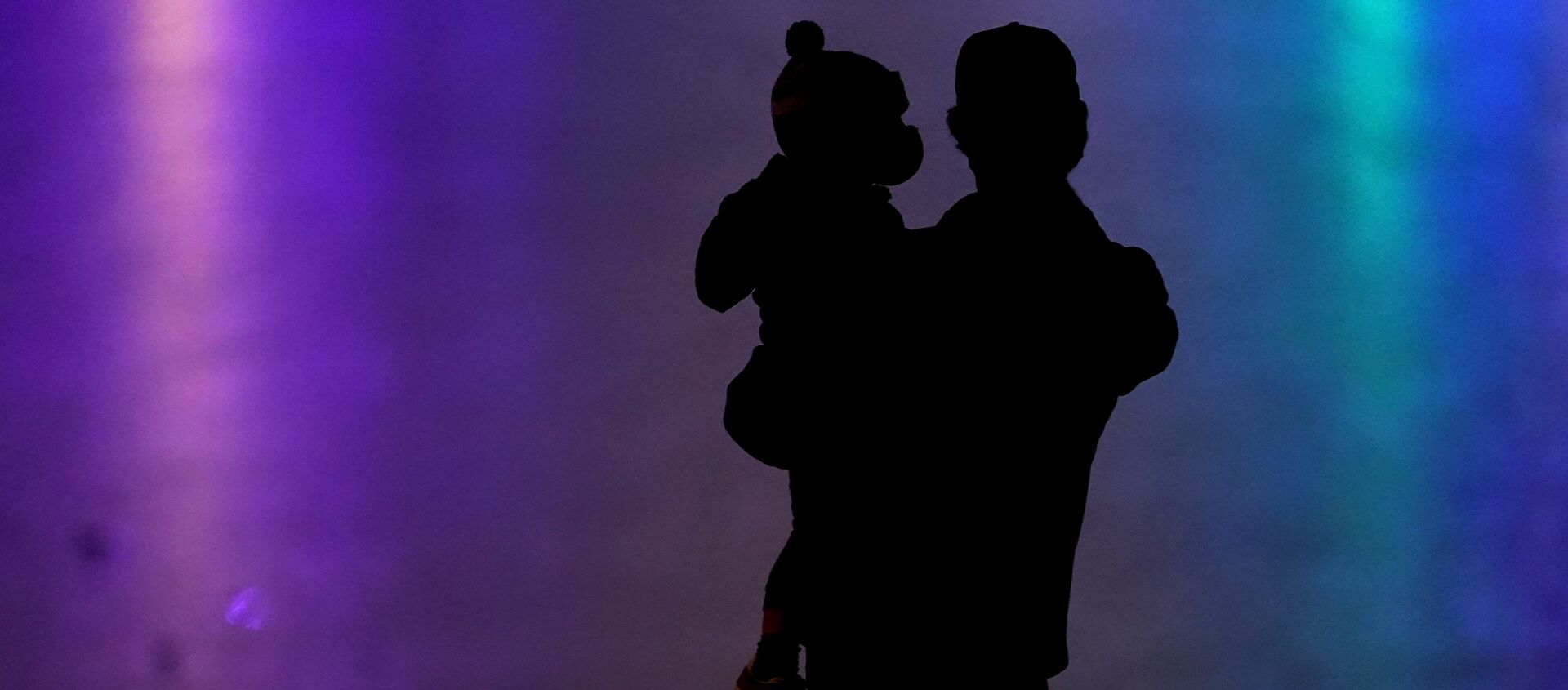 رجل يحمل طفل ويرتديان كمامات واقية من فيروس كورونا المستجد 26 ديسمبر 2020  كانساس  - سبوتنيك عربي, 1920, 07.10.2021