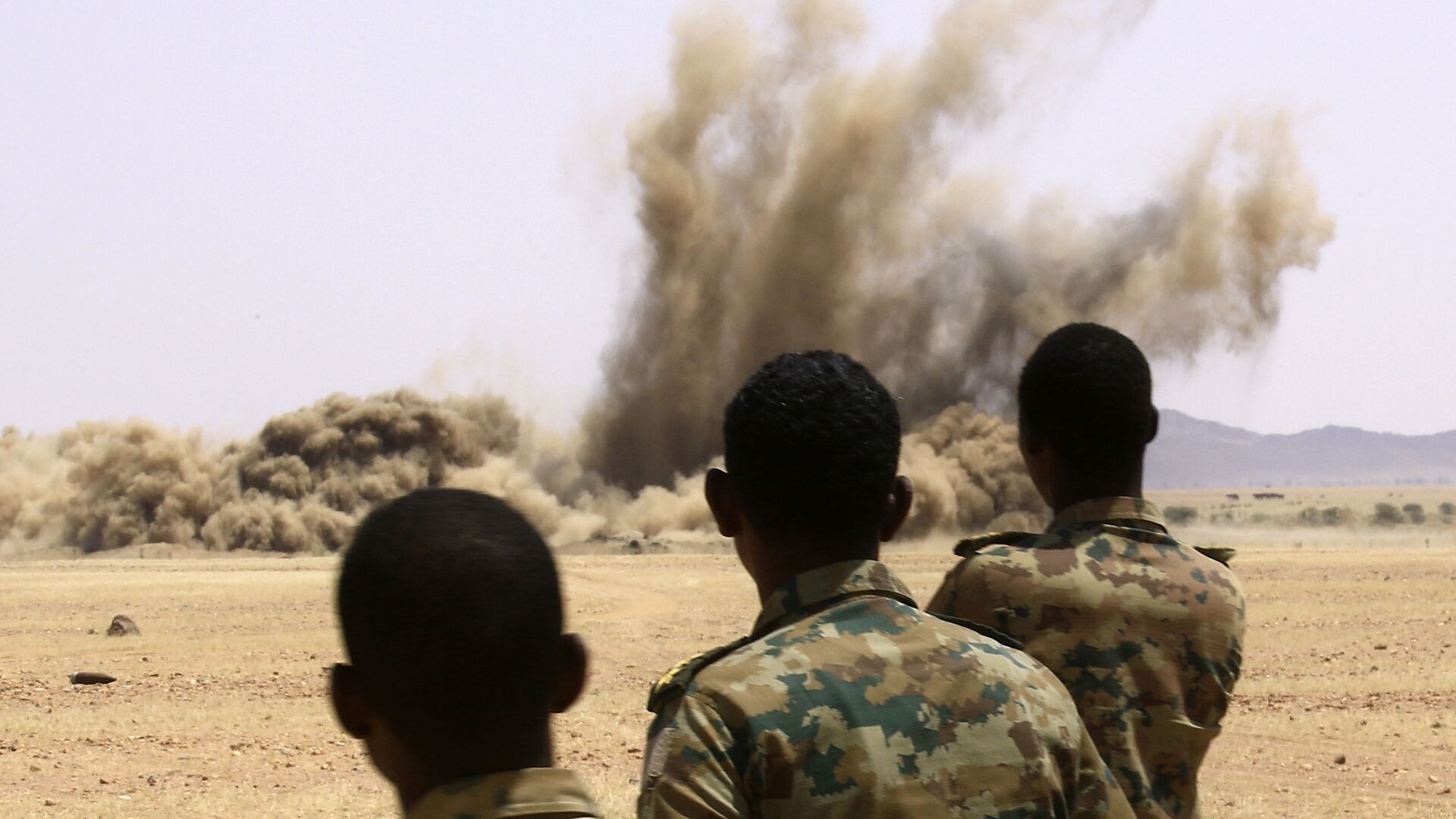 عناصر من الجيش السوداني يدمرون أسلحة مصادرة  - سبوتنيك عربي, 1920, 04.02.2021