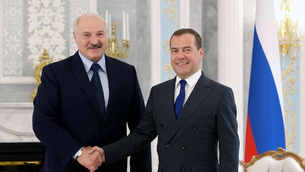 رئيس بيلاروس ألكسندر لوكاشينكو  مع نائب رئيس مجلس الأمن القومي الروسي ديمتري ميدفيديف - سبوتنيك عربي