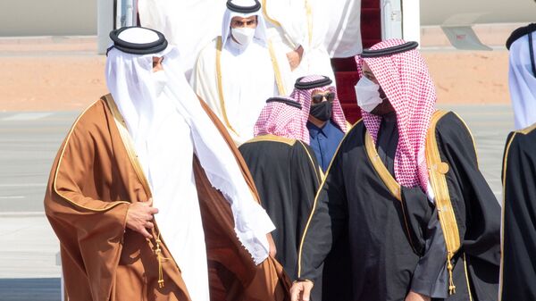 لي العهد السعودي، الأمير محمد بن سلمان، يستقبل أمير قطر، الشيخ تميم بن حمد آل ثاني، لدى وصوله لحضور القمة 41 لمجلس التعاون الخليجي في العلا، المملكة العربية السعودية، 5 يناير/ كانون الثاني 2021 - سبوتنيك عربي