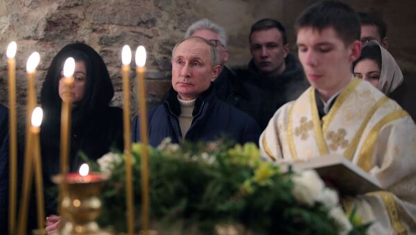 الرئيس الروسي بوتين يحضر القداس في نوفغورود - سبوتنيك عربي