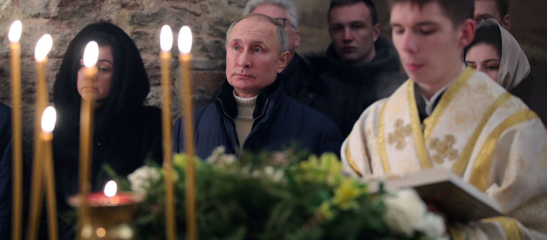 الرئيس الروسي بوتين يحضر القداس في نوفغورود - سبوتنيك عربي, 1920, 07.01.2021