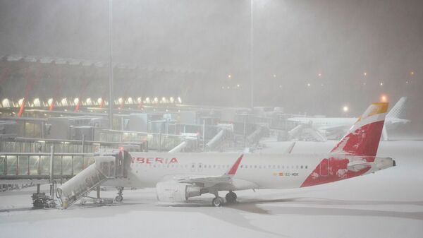 الثلوج تغطي مطار باراخاس في العاصمة الإسبانية مدريد بسبب العواصف الثلجية، 9 يناير/ كانون الثاني 2021 - سبوتنيك عربي