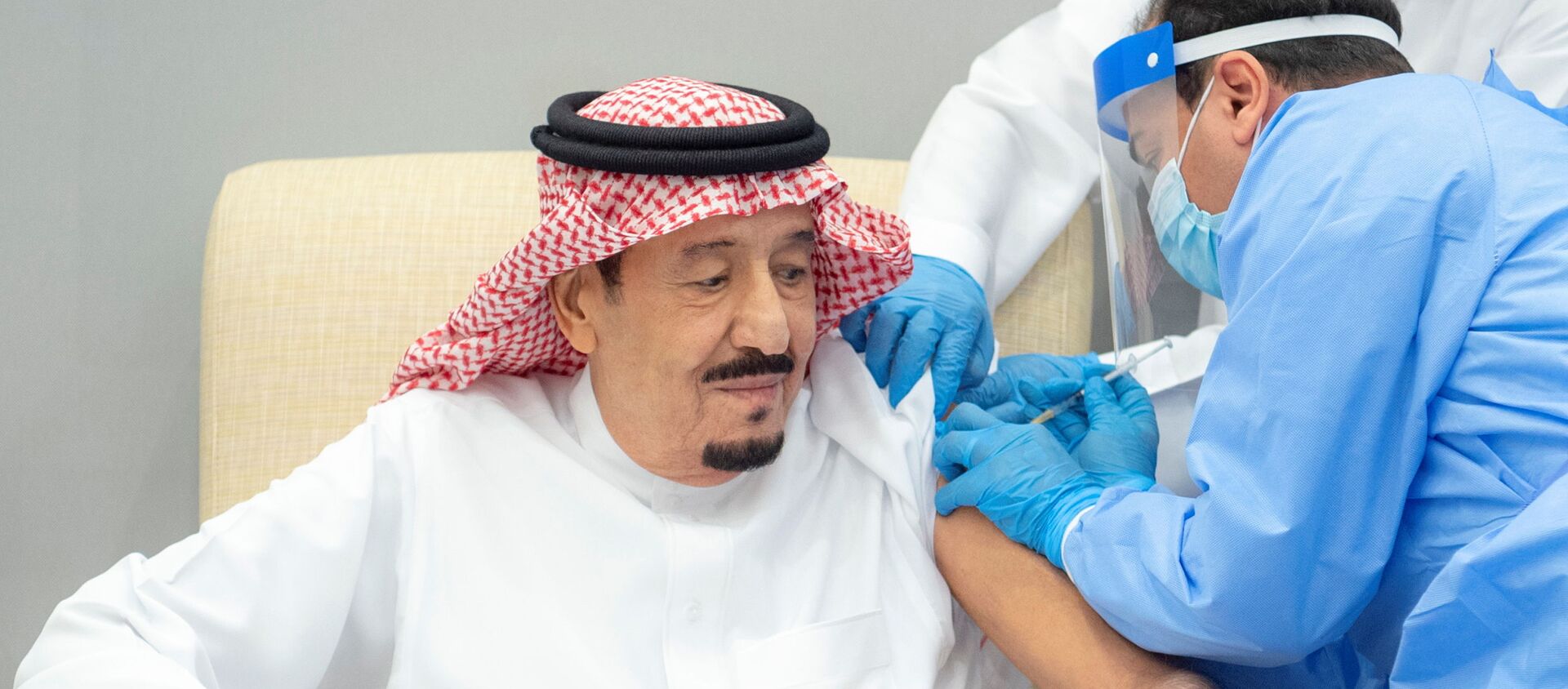 العاهل السعودي، الملك سلمان بن عبد العزيز أثناء تلقيه الجرعة الأولى من اللقاح المضاد لفيروس كورونا المستجد، 8 يناير/ كانون الثاني 2020 - سبوتنيك عربي, 1920, 01.02.2021