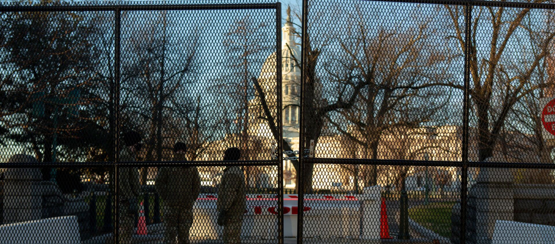 اجراءات أمنية أمام مبنى الكونغرس (كابيتول) في واشنطن، الولايات المتحدة 10 يناير 2021 - سبوتنيك عربي, 1920, 16.01.2021