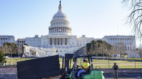 تجهيز مبنى الكونغرس (كابيتول) في واشنطن، قبل تنصيب الرئيس المنتخب جو بايدن رئيسا للولايات المتحدة، 7 يناير 2021 - سبوتنيك عربي