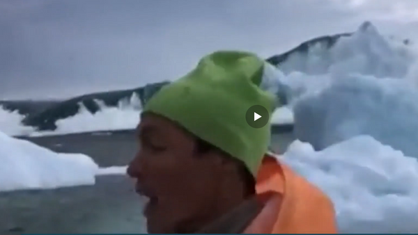 موجة ضخمة تكاد أن تقتل صيادين في غرينلاند... فيديو - سبوتنيك عربي