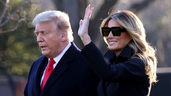 ميلانيا ترامب مع زوجها الرئيس الأمريكي، دونالد ترامب في البيت الأبيض بالعاصمة الأمريكية واشنطن، 23 ديسمبر/ كانون الأول 2020 - سبوتنيك عربي