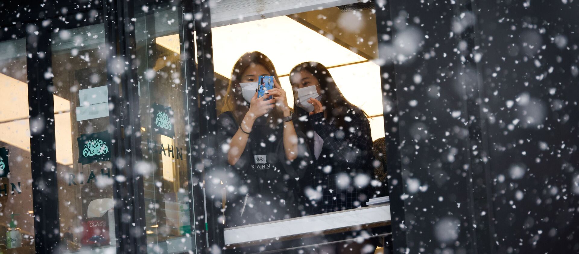 امرأة تلتقط صوراً لتساقط الثلج من نافذتها خلال تساقط الثلوج الكثيفة، وسط جائحة فيروس كورونا (كوفيد-19) في سيئول، كوريا الجنوبية، 12 يناير 2021 - سبوتنيك عربي, 1920, 02.03.2021
