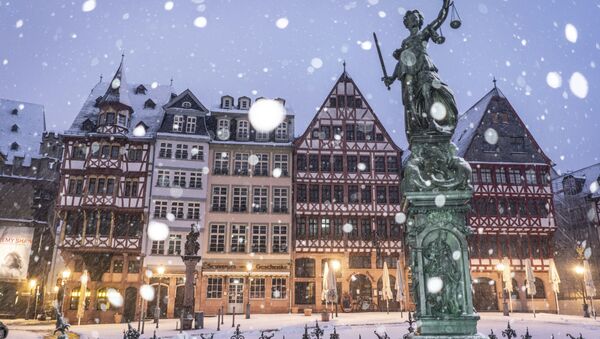 تمثال العدل في ميدان رومربرغ في أحد أيام تساقط الثلج الكثيف في فرانكفورت، ألمانيا، 12 يناير 2021 - سبوتنيك عربي