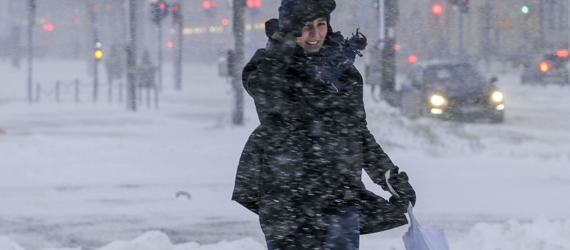أحد المشاة يسير عبر طبقة سميكة من الثلج تغطي شوارع مدينة هلسنكي، فنلندا، 12 يناير 2021. - سبوتنيك عربي, 1920, 20.03.2021