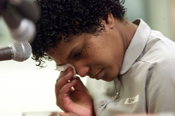 واندا جين ألين تبكي وهي تتوسل لمجلس الرأفة في أوكلاهوما لتجنيب حياتها لقتل عشيقتها المثلي قبل 12 عامًا، خلال جلسة استماع في سجن في ليكسينغتون، ولاية أوكلاهوما الأمريكية، الجمعة 15 ديسمبر 2000. - سبوتنيك عربي