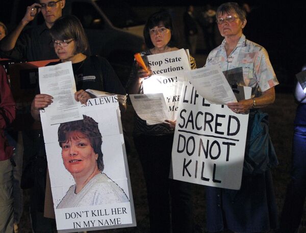 متظاهرون ضد عقوبة الإعدام يحملون لافتات أثناء احتجاجهم على إعدام تيريزا لويس، خارج إصلاحية غرينزفيل في جارات بولاية فيرجينيا، الخميس الموافق 23 سبتمبر/ أيلول 2010.  - سبوتنيك عربي