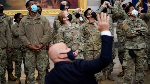 توافد قوات الحرس الوطني إلى مبنى الكابيتول في العاصمة الأمريكية واشنطن، قبل مراسم تنصيب الرئيس المنتخب جو بايدن رئيسا للبلاد، 13 يناير 2021 - سبوتنيك عربي