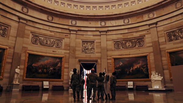 توافد قوات الحرس الوطني إلى مبنى الكابيتول في العاصمة الأمريكية واشنطن، قبل مراسم تنصيب الرئيس المنتخب جو بايدن رئيسا للبلاد، 13 يناير 2021 - سبوتنيك عربي