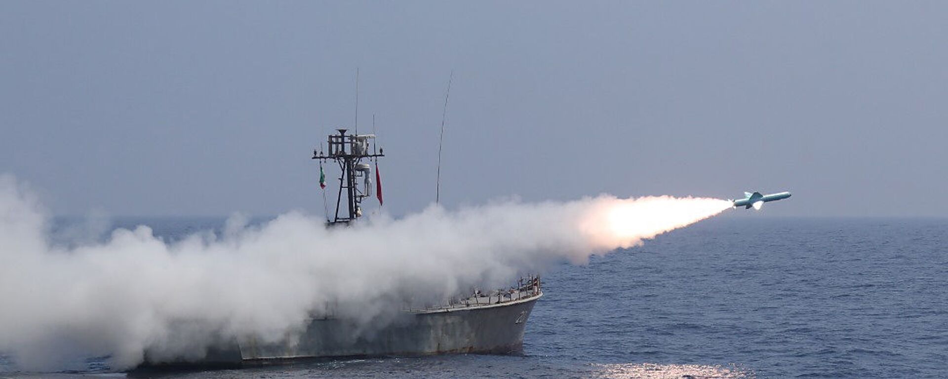 الجيش الإيراني يطلق صواريخ كروز في مناورات الاقتدار البحري 99 المقامة في بحر عمان - سبوتنيك عربي, 1920, 21.12.2021