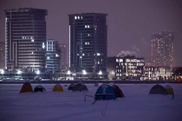 خيم للصيادين على بحيرة خيمكي المتجمدة في ضواحي موسكو، 12 يناير 2021 - سبوتنيك عربي