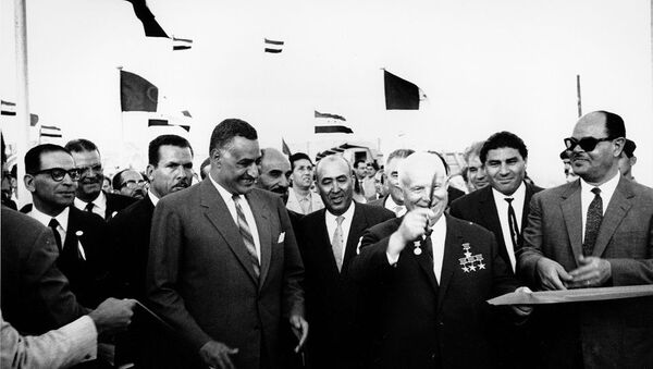 الزعيم المصري جمال عبد الناصر والزعيم السوفيتي نيكيتا خروتشوف عند السد العالي عام 1964 - سبوتنيك عربي