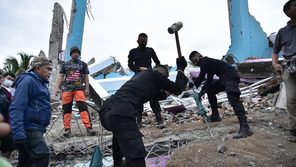 تداعيات زلزال قوي ضرب مدينة ماموجو، إندونيسيا، 15 يناير 2021 - سبوتنيك عربي