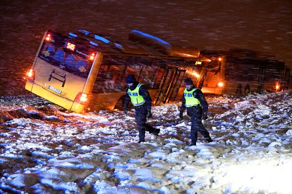 الشرطة في موقع حادث مروري بينهم حافلتان، بسبب تساقط الثلوج الكثيفة، شمال كريستيانستاد، السويد 13 يناير 2021 - سبوتنيك عربي