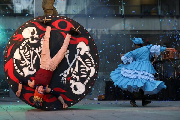 أعضاء من شركتي المسرح لا باتوغالينا و سيكليكوس يؤدون أغنية Fuego Rojo (النار الحمراء) خلال مهرجان المسرح سانتياغو ميل الدولي في سانتياغو ، 9 يناير 2021. - سبوتنيك عربي