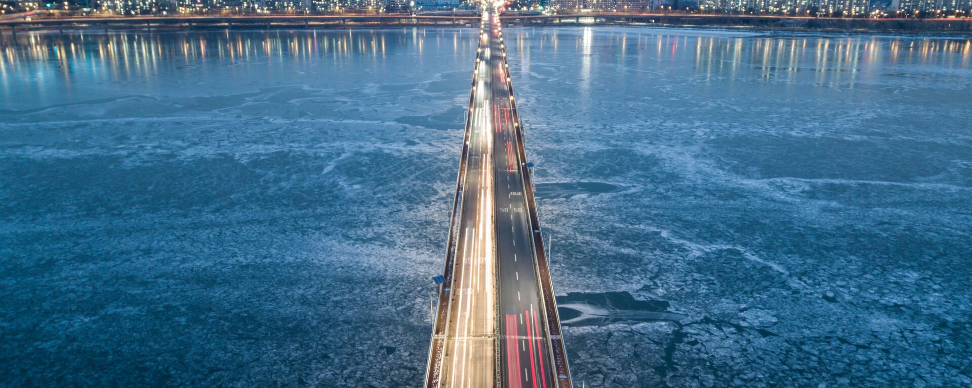 تُظهر صورة تم التقاطها في 10 يناير 2021 منظرًا عامًا لحركة المرور التي تمر فوق جسر فوق نهر هان المتجمد على خلفية مدينة سيئول، كوريا الجنوبية 10 يناير 2021 - سبوتنيك عربي, 1920, 20.08.2021