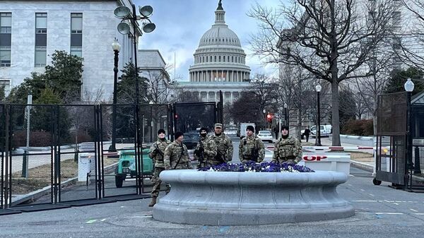 توافد قوات الحرس الوطني إلى مبنى الكابيتول في العاصمة الأمريكية واشنطن، قبل مراسم تنصيب الرئيس المنتخب جو بايدن رئيسا للبلاد - سبوتنيك عربي