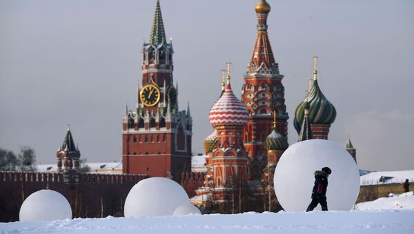 كاتدرائية القديس باسيل وبرج سباسكايا على خلفية الكرملين في موسكو، روسيا 15 يناير 2021 - سبوتنيك عربي