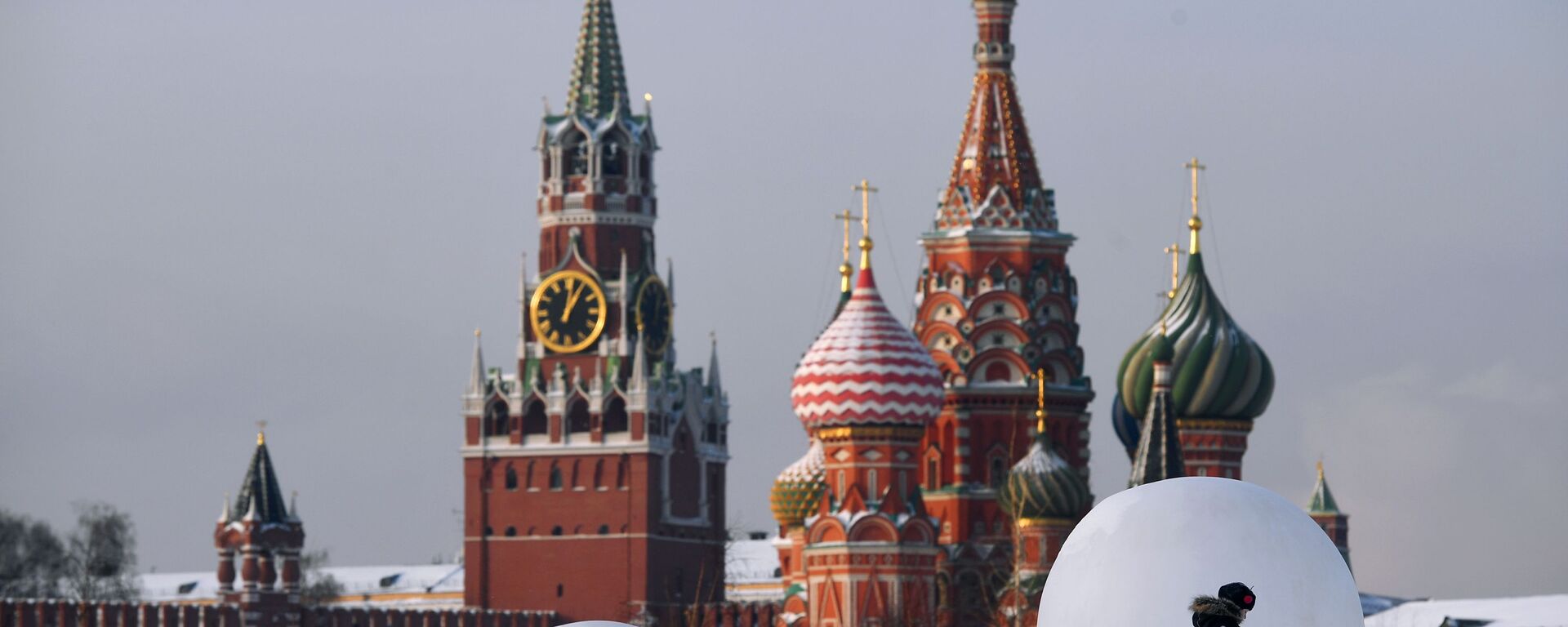 كاتدرائية القديس باسيل وبرج سباسكايا على خلفية الكرملين في موسكو، روسيا 15 يناير 2021 - سبوتنيك عربي, 1920, 04.02.2021