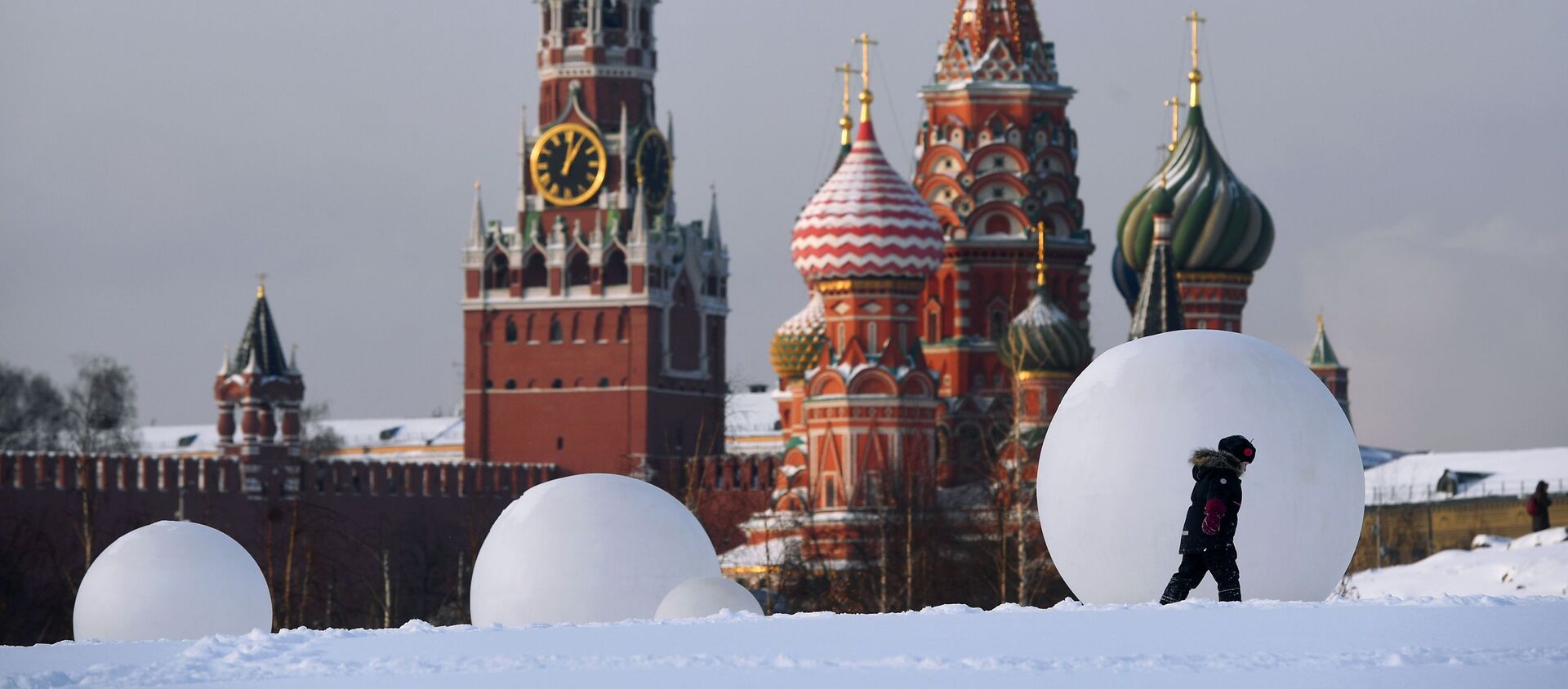 كاتدرائية القديس باسيل وبرج سباسكايا على خلفية الكرملين في موسكو، روسيا 15 يناير 2021 - سبوتنيك عربي, 1920, 22.03.2021