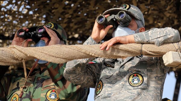 قائد الجيش الإيراني عبد الرحيم موسوي خلال مناورات الاقتدار 99 للقوة البرية للجيش الإيراني في سواحل مكران جنوبي شرق إيران، 19 يناير 2021 - سبوتنيك عربي