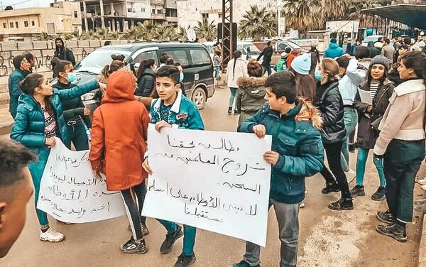 مظاهرة مناهضة لاعتقال مدرسي المناهج السورية - سبوتنيك عربي