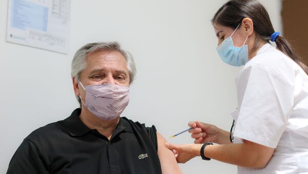 الرئيس الأرجنتيني، ألبيرتو فيرنانديز، يتلقى اللقاح الروسي ضد فيروس كورونا سبوتنيك V - سبوتنيك عربي