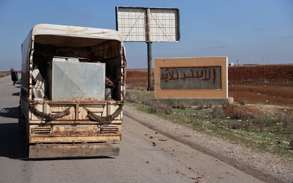 بتنسيق روسي 40 عائلة مهجرة تعود إلى بلدتهم ريف درعا الشمالي، سوريا - سبوتنيك عربي