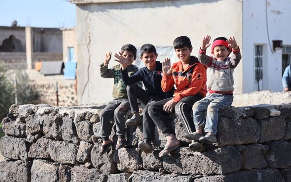 بتنسيق روس 40 عائلة مهجرة تعود إلى بلدتهم ريف درعا الشمالي، سوريا - سبوتنيك عربي