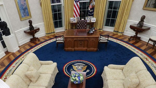 نظرة عامة على المكتب البيضاوي المعاد تصميمه للرئيس الأمريكي، جو بايدن، في البيت الأبيض بواشنطن، الولايات المتحدة - سبوتنيك عربي