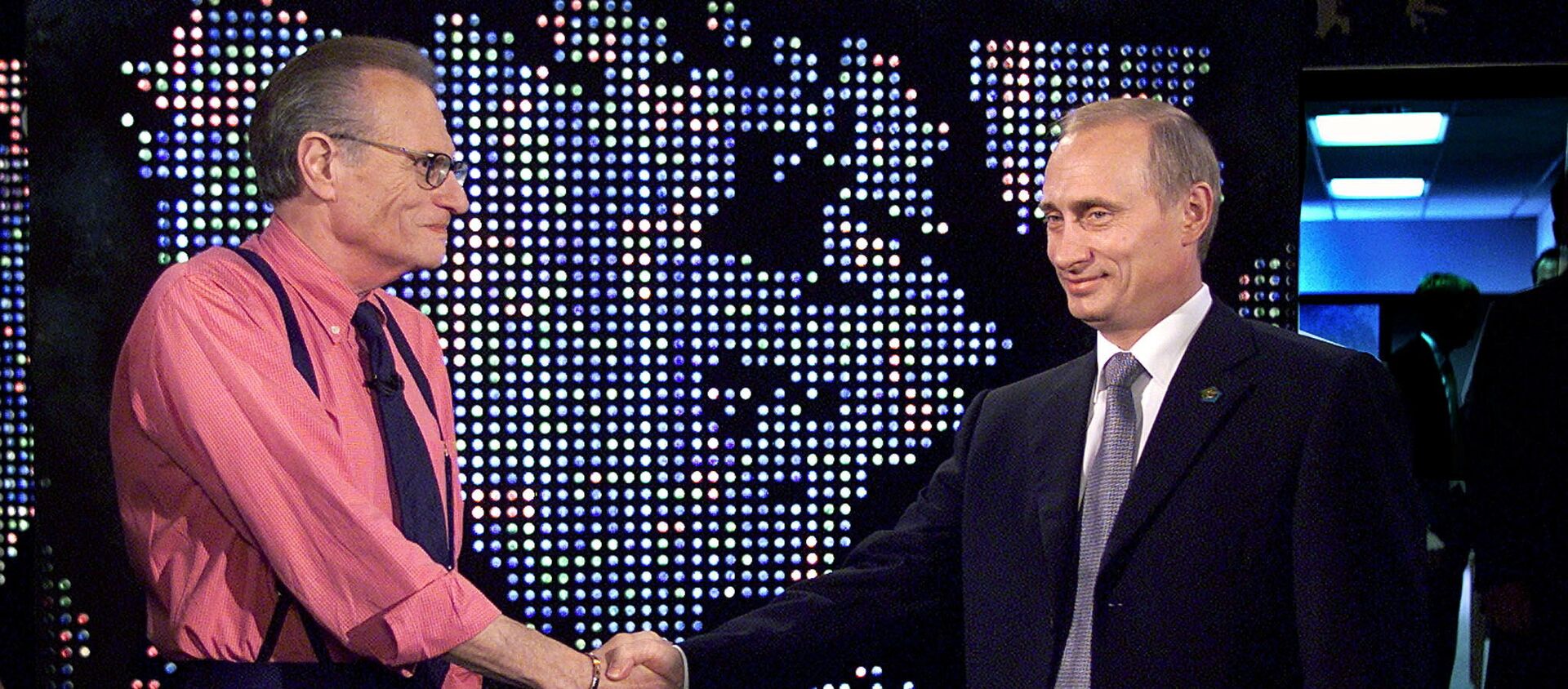 الرئيس الروسي، فلاديمير بوتين، يصافح الإعلامي الأمريكي، لاري كينغ، قبل تسجيل برنامج لاري كينغ شو في نيويورك بالولايات المتحدة في 8 سبتمبر/ أيلول 2000 - سبوتنيك عربي, 1920, 24.01.2021