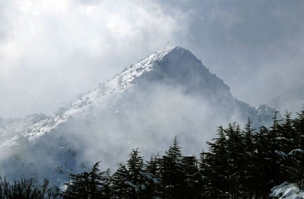 الجبال مغطاة في منطقة تنورين التحتا، لبنان 22 يناير2021 - سبوتنيك عربي