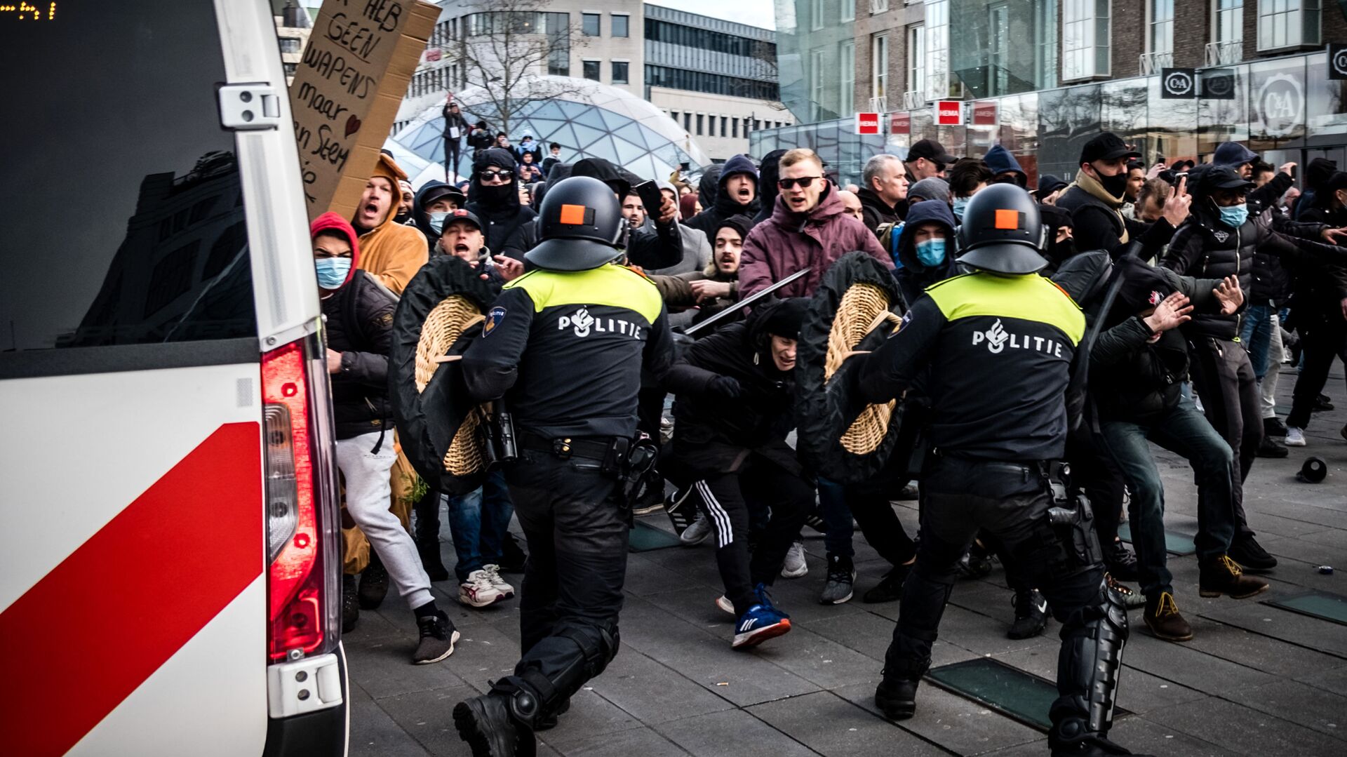احتجاجات عارمة في أيندهوفن ضد سياسة كورونا، هولندا في 24 يناير 2021  - سبوتنيك عربي, 1920, 11.11.2021