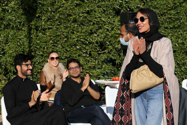 الأميرة السعودية هناء بنت خالد بن سعد آل فيصل خلال عرض أزياء لمجموعة عبايات من تصميم الأميرة السعودية صفية حسين في المقر البلجيكي في حي السفارات بالعاصمة السعودية الرياض، 23 يناير 2021 - سبوتنيك عربي