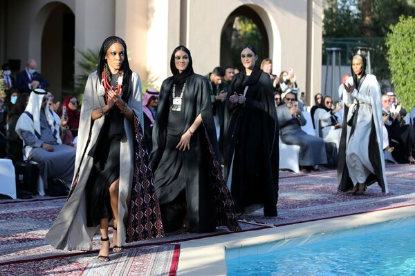 عرض أزياء لمجموعة عبايات من تصميم الأميرة السعودية صفية حسين في المقر البلجيكي في حي السفارات بالعاصمة السعودية الرياض، 23 يناير 2021 - سبوتنيك عربي