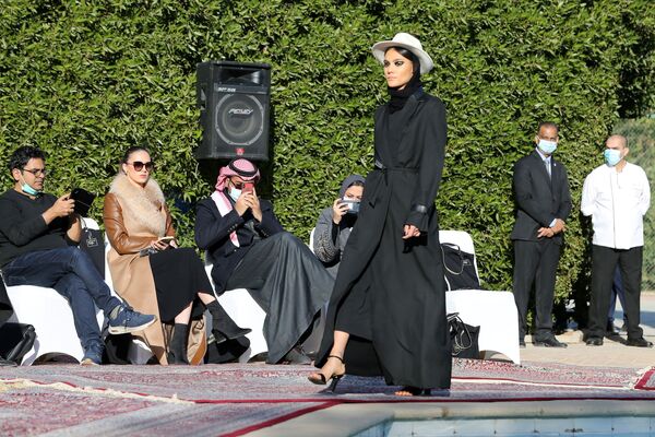 عرض أزياء لمجموعة عبايات من تصميم الأميرة السعودية صفية حسين في المقر البلجيكي في حي السفارات بالعاصمة السعودية الرياض، 23 يناير 2021 - سبوتنيك عربي