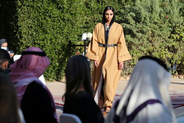 الأميرة السعودية هناء بنت خالد بن سعد آل فيصل خلال عرض أزياء لمجموعة عبايات من تصميم الأميرة السعودية صفية حسين في المقر البلجيكي في حي السفارات بالعاصمة السعودية الرياض، 23 يناير 2021 - سبوتنيك عربي