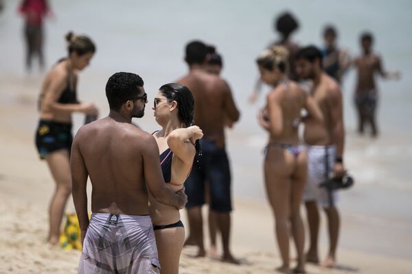 آلاف المواطنين البرازيليين توجهوا إلى شاطئ إبانيما في ريو ي جانيرو، بالرغم من نفشي فيروس كورونا في البرازيل 24 يناير 2021 - سبوتنيك عربي