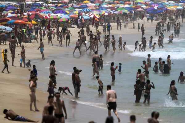 آلاف المواطنين البرازيليين توجهوا إلى شاطئ إبانيما في ريو ي جانيرو، بالرغم من نفشي فيروس كورونا في البرازيل 24 يناير 2021 - سبوتنيك عربي