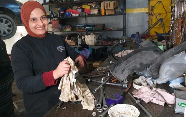 فاطمة الفرجاني فتاة تونسية تقتحم عالم ميكانيا السيارات - سبوتنيك عربي