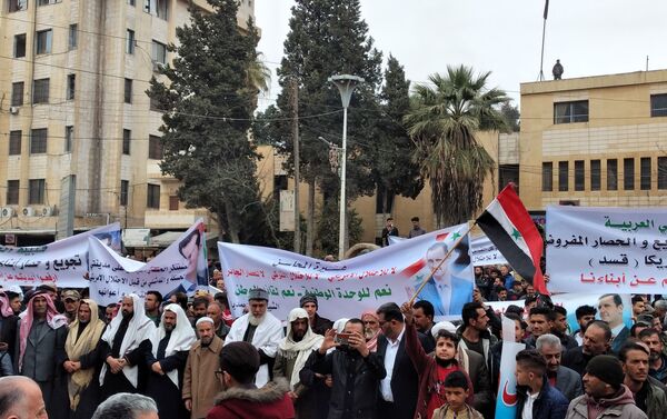 مظاهرات حاشدة رفضا للحصار الذي يضربه مسلحو تنظيم قسد على الأحياء في مدينة الحسكة شمال شرق سوريا، 27 يناير 2021 - سبوتنيك عربي