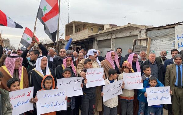 مظاهرات حاشدة رفضا للحصار الذي يضربه مسلحو تنظيم قسد على الأحياء في مدينة الحسكة شمال شرق سوريا، 27 يناير 2021 - سبوتنيك عربي