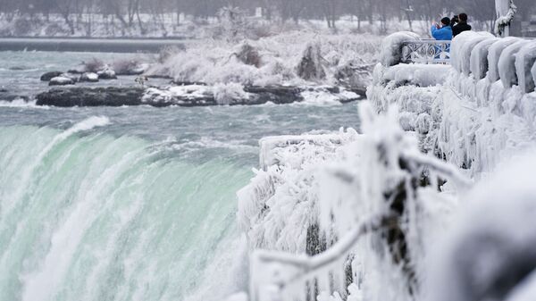 بخار الماء يتحول إلى جليد في شلالات نياجرا، أونتاريو، كندا 27 يناير 2021 - سبوتنيك عربي